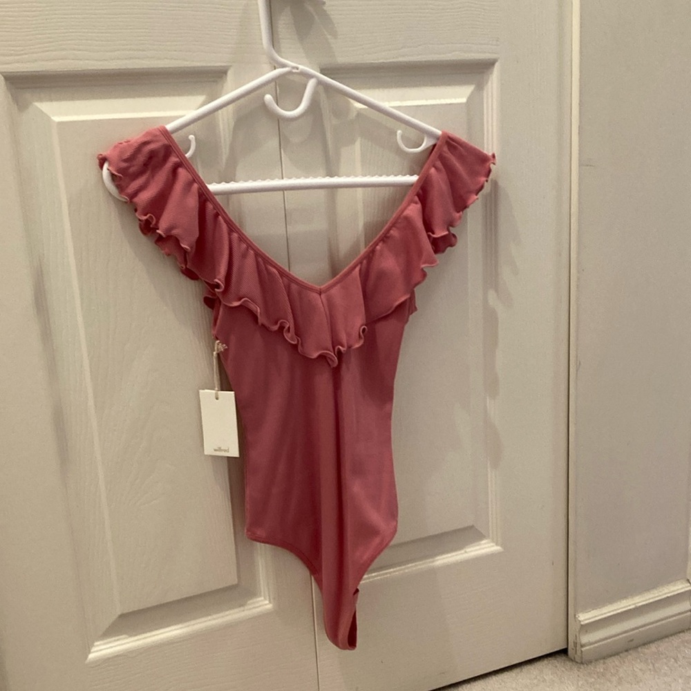 *NWT* Aritzia Wilfred Danette Pink V Neck Bodysuit